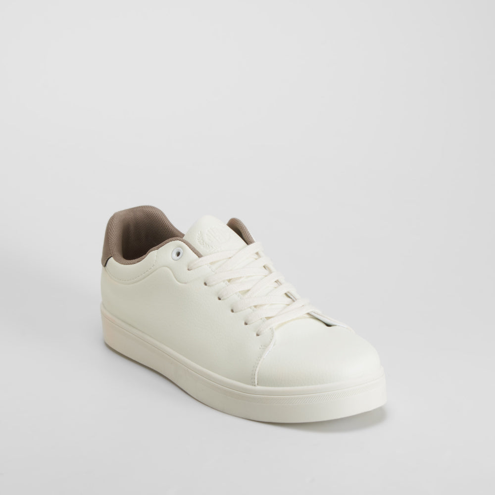 Zapatilla blanca casual con suela clara NYC