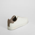 Zapatilla blanca casual con suela clara NYC