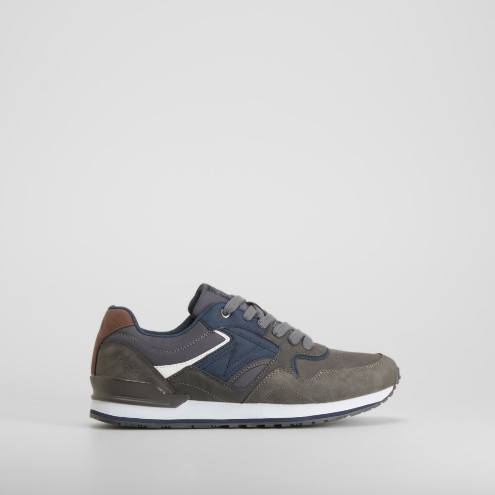 Zapatilla deportiva gris con detalles azul NYC