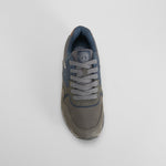Zapatilla deportiva gris con detalles azul NYC