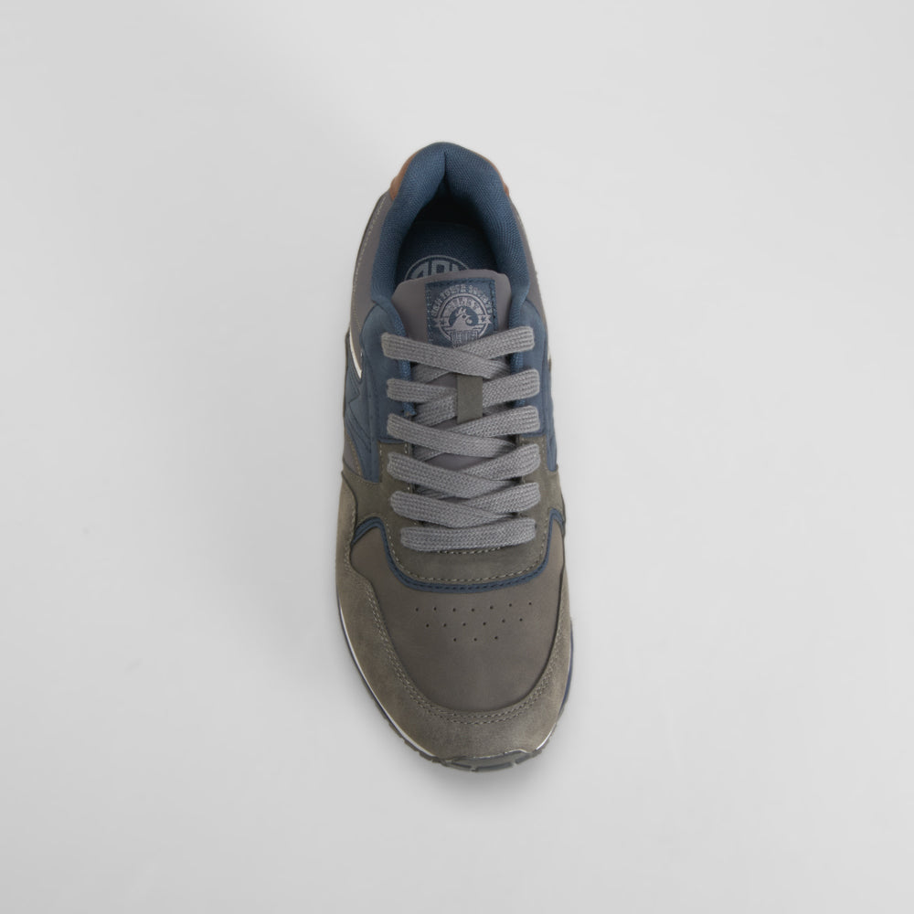 Zapatilla deportiva gris con detalles azul NYC