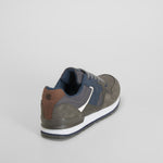 Zapatilla deportiva gris con detalles azul NYC