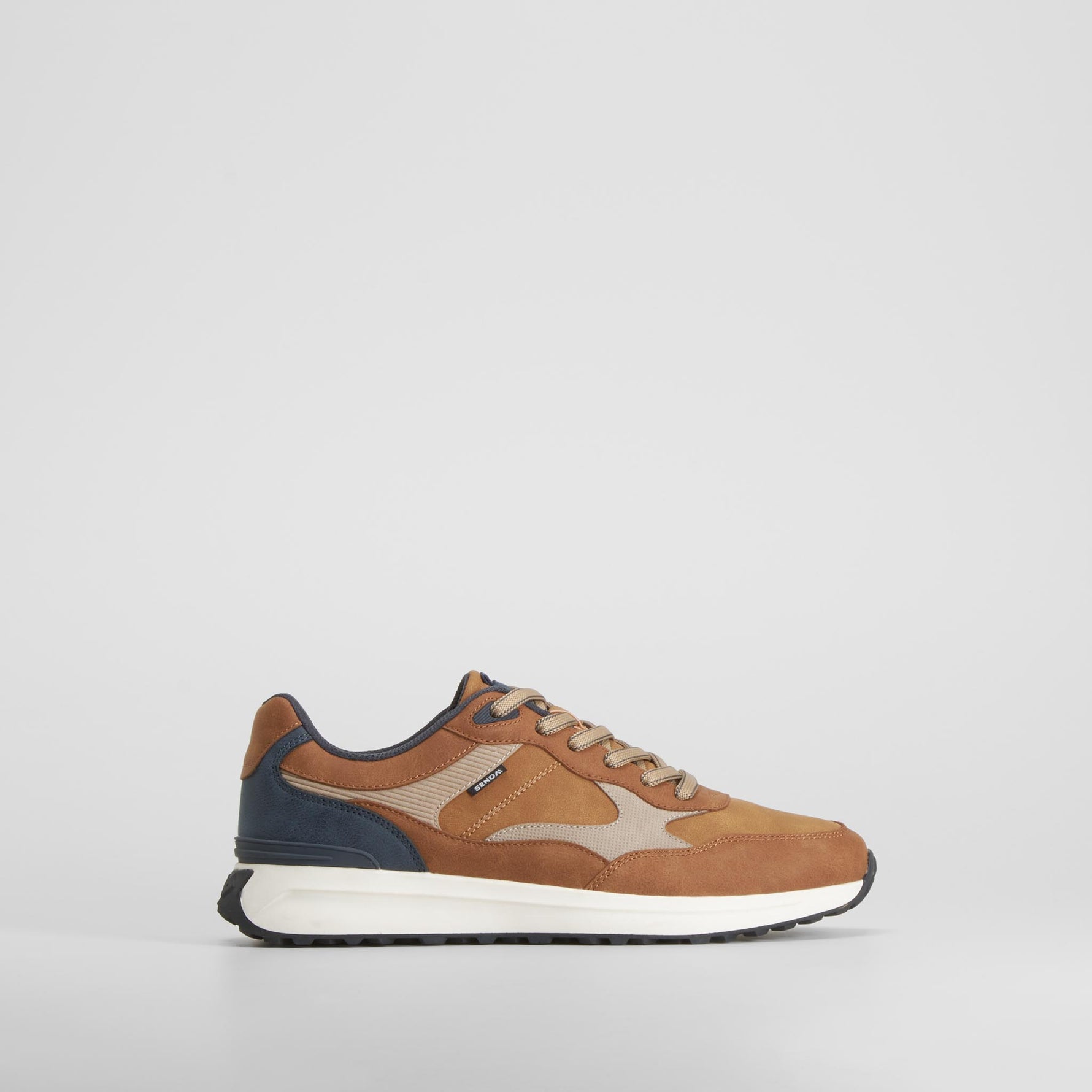 Zapatilla casual retro runner marrón SENDA ROAD