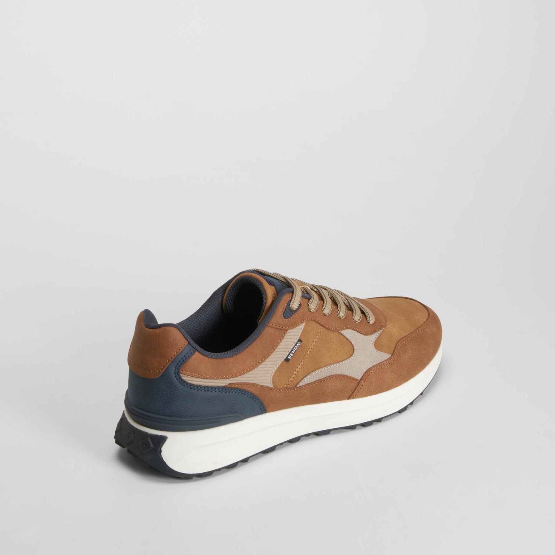 Zapatilla casual retro runner marrón SENDA ROAD