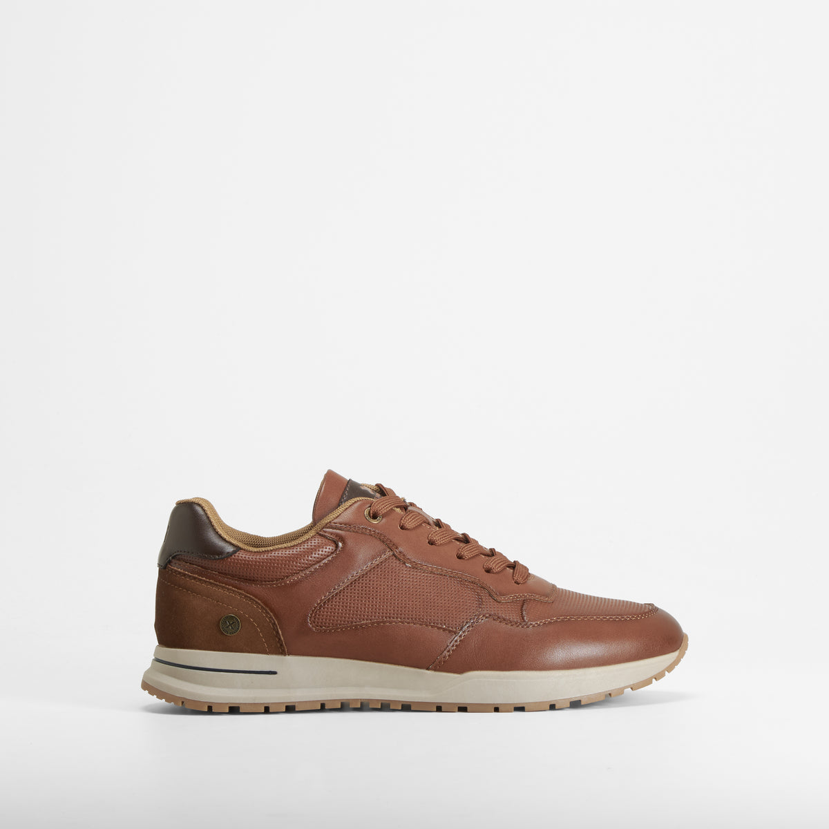 Zapatilla deportiva casual cordones marrón XTI