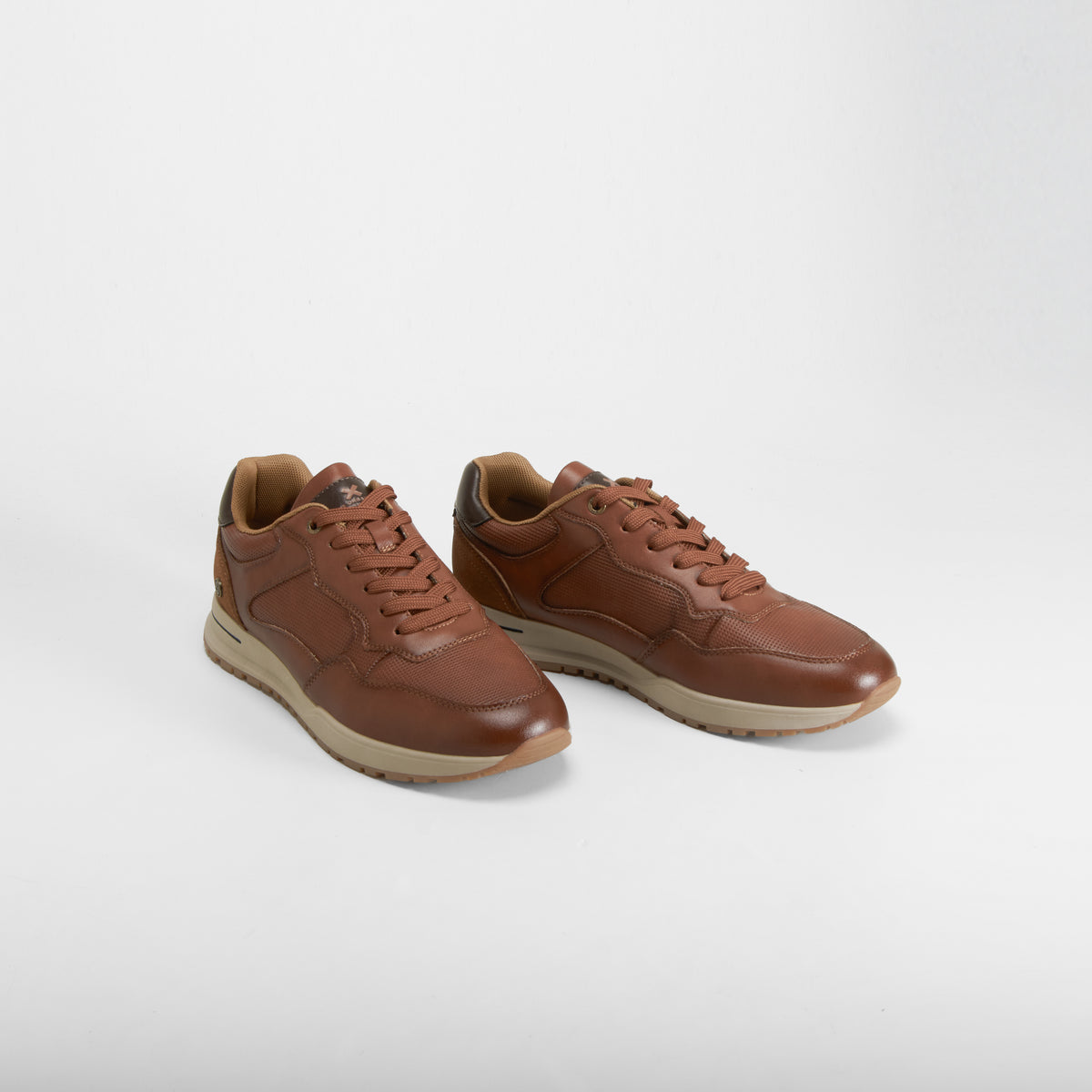 Zapatilla deportiva casual cordones marrón XTI
