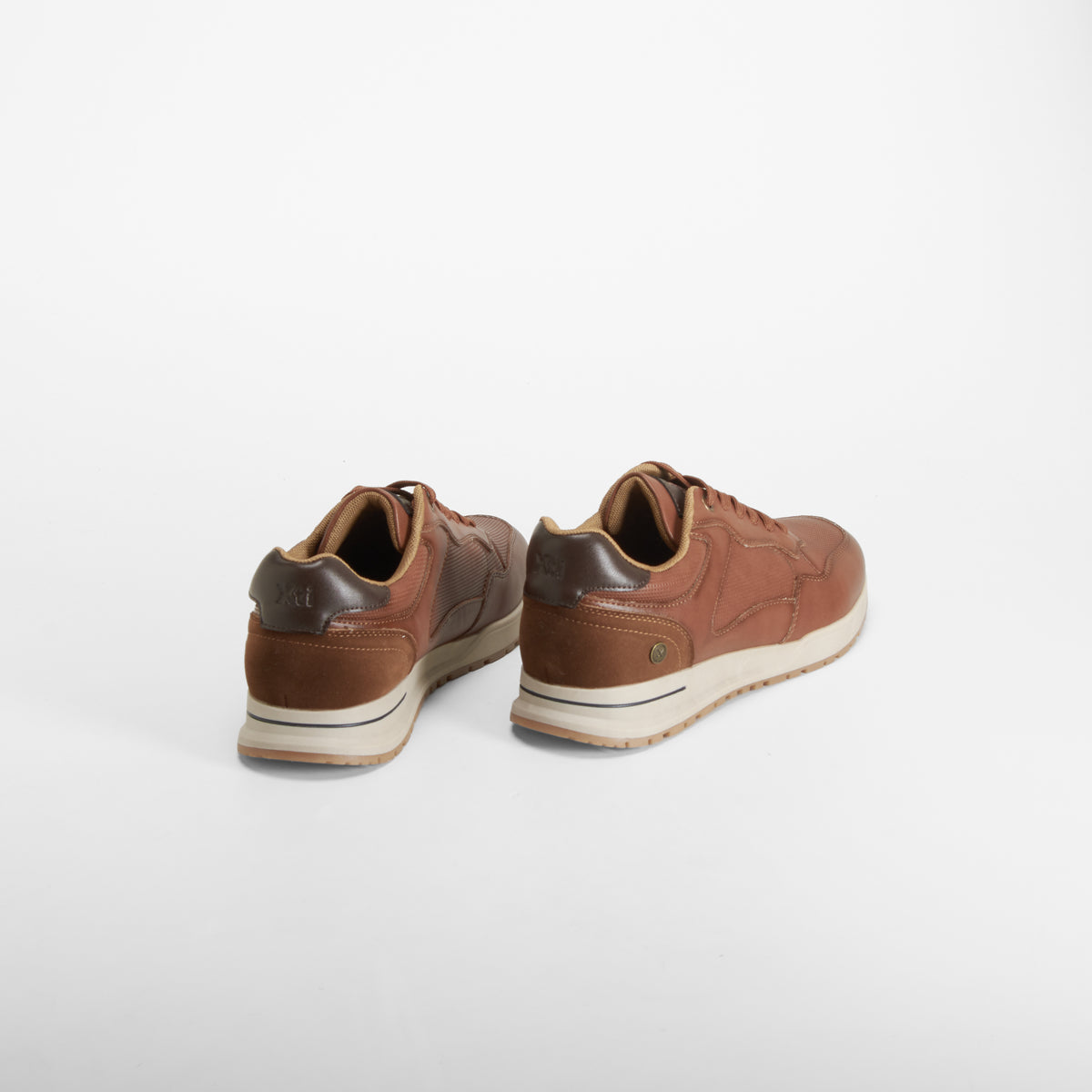 Zapatilla deportiva casual cordones marrón XTI