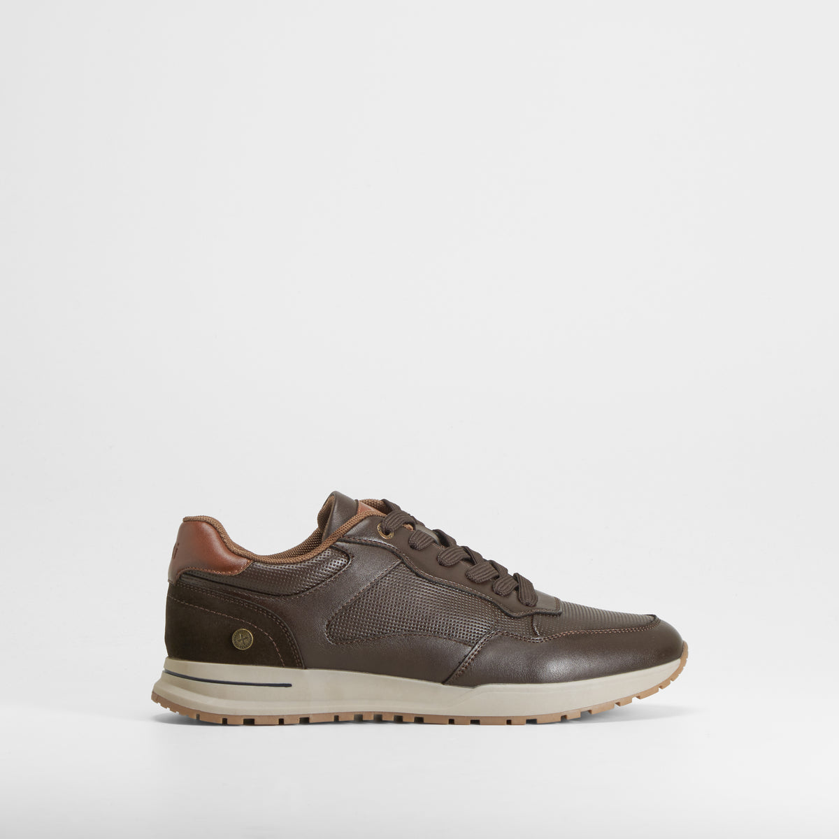 Zapatilla deportiva casual marrón XTI