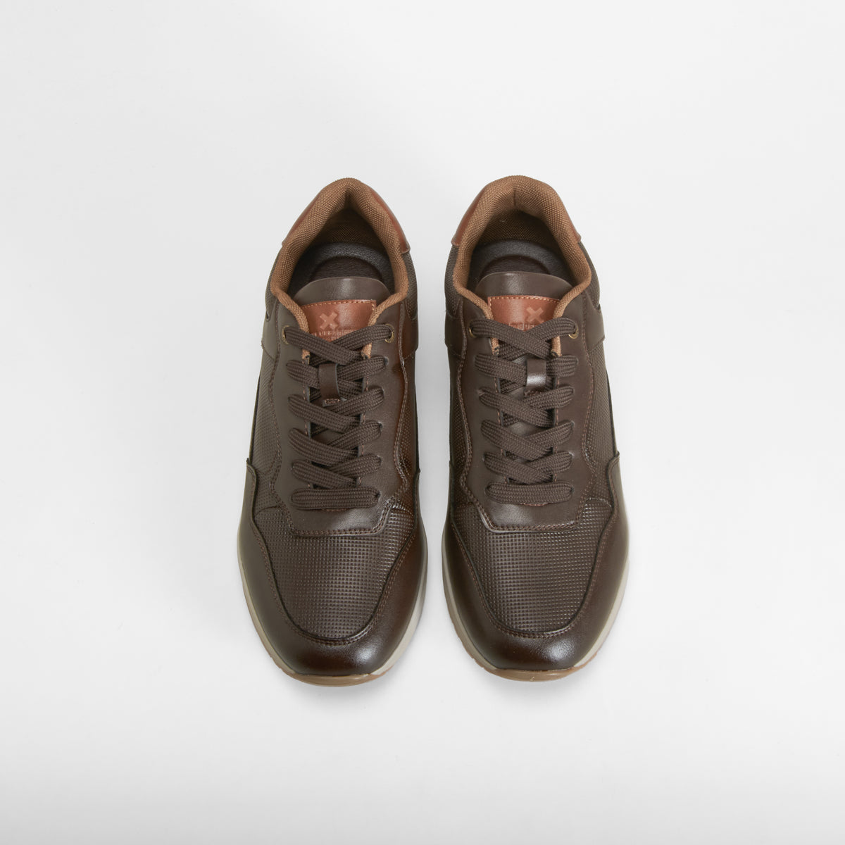 Zapatilla deportiva casual marrón XTI