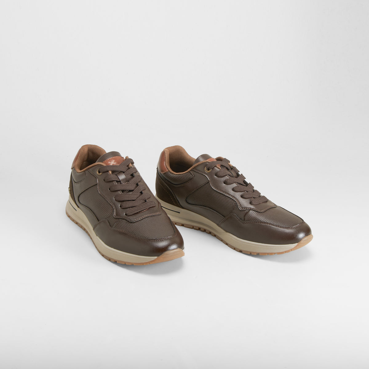 Zapatilla deportiva casual marrón XTI