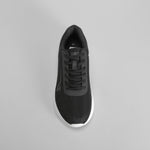 Zapatilla deportiva negra con suela blanca UTWO