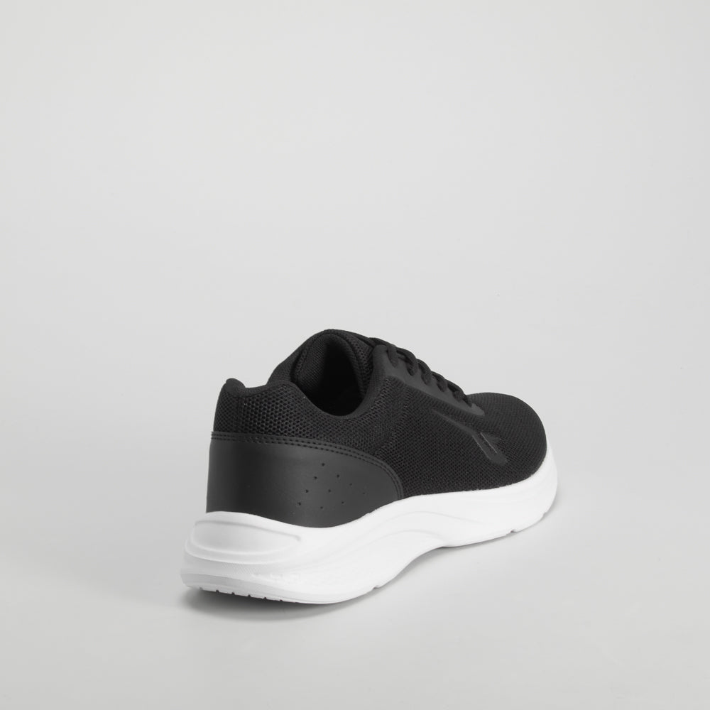 Zapatilla deportiva negra con suela blanca UTWO