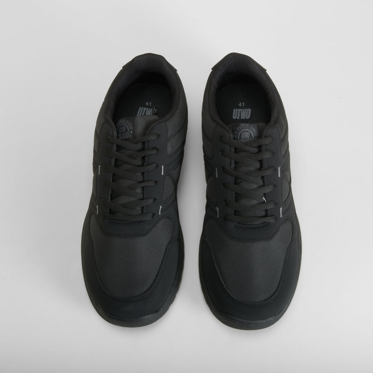 Zapatilla deportiva trekking total negra UTWO