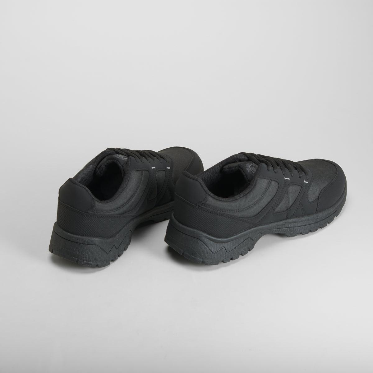 Zapatilla deportiva trekking total negra UTWO