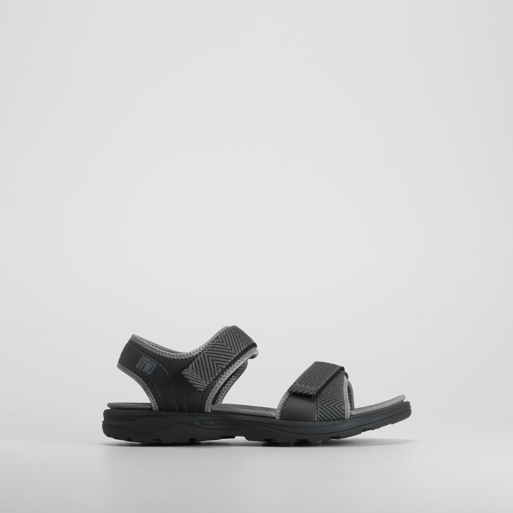 Sandalia negra tiras diseño moderno UTWO