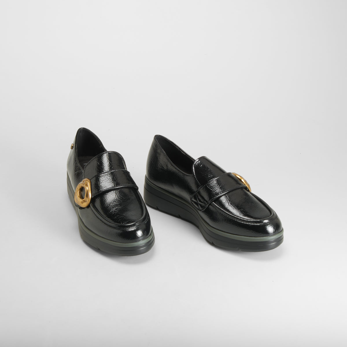 Mocasín cuña adorno dorado negro MYSOFT