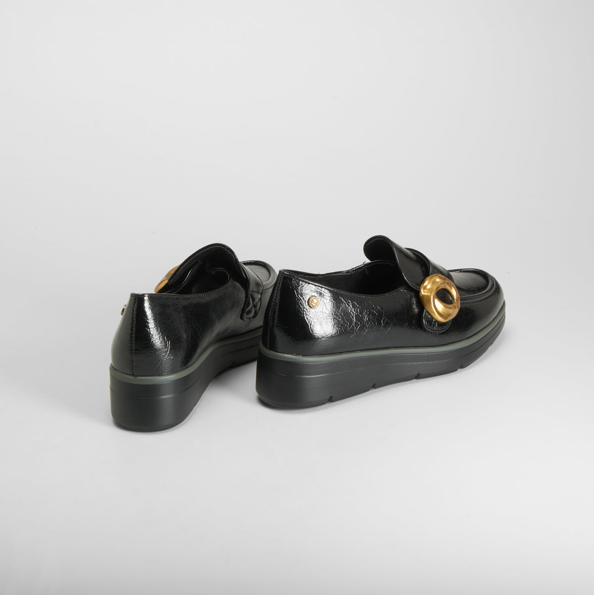 Mocasín cuña adorno dorado negro MYSOFT