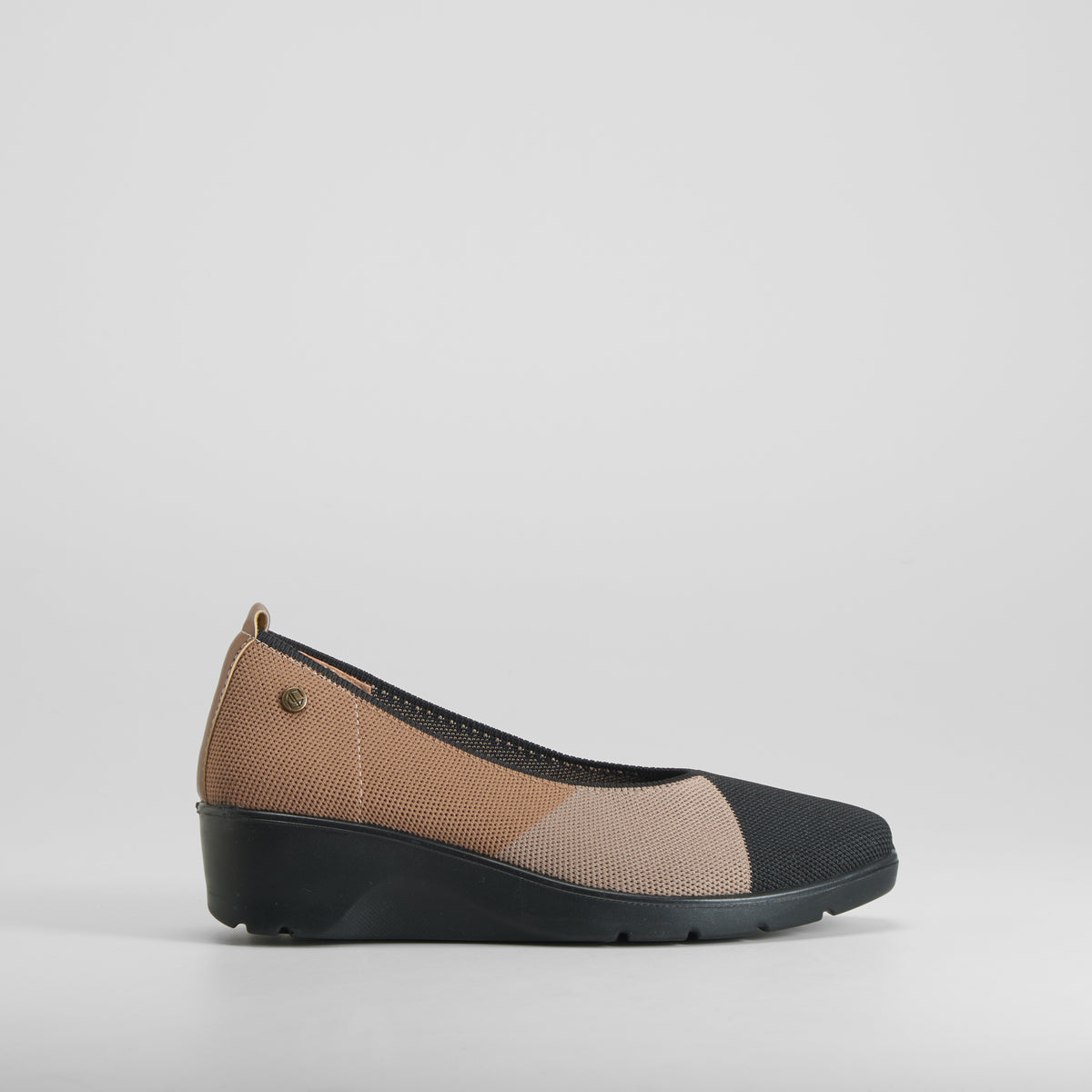 Zapato cuña negro y beige MYSOFT