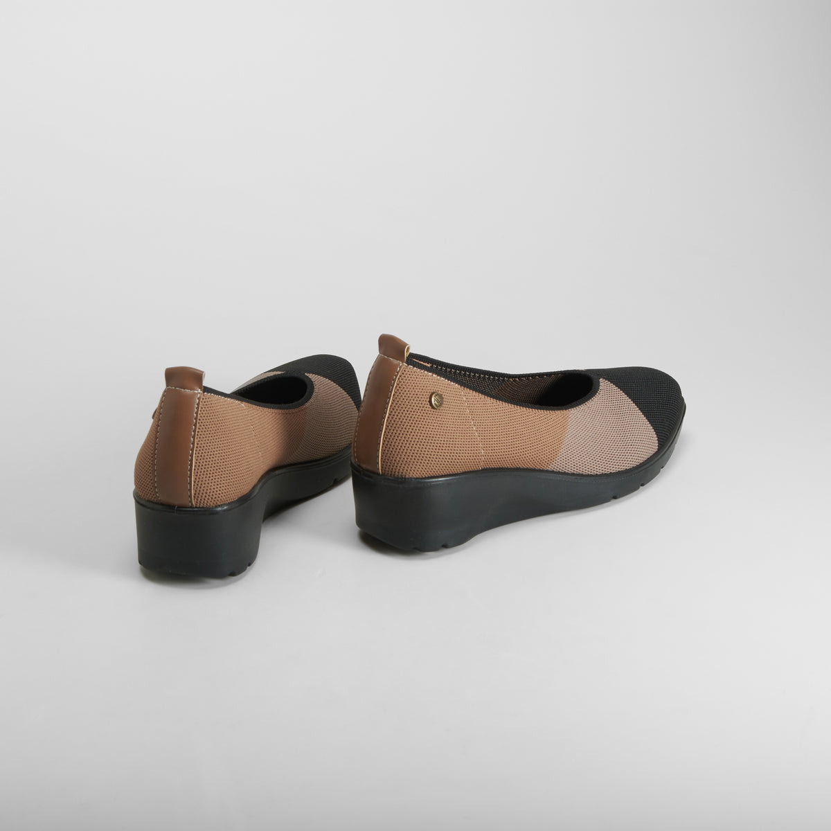 Zapato cuña negro y beige MYSOFT