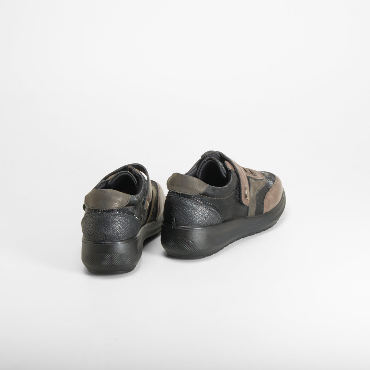 Zapatilla deportiva casual negra MYSOFT