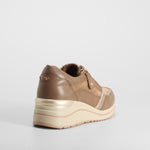 Sneaker cuña elástico beige COMFEET