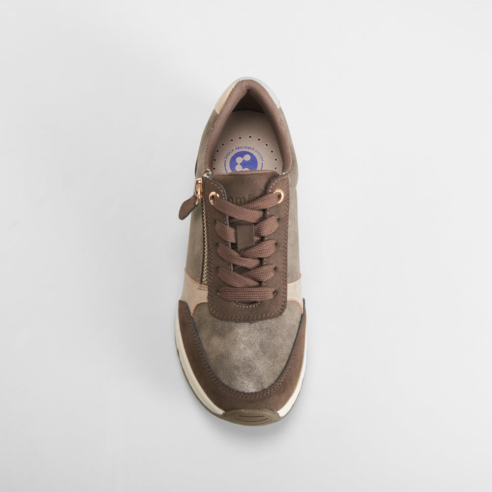 Sneaker cuña cordón marrón COMFEET