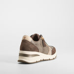 Sneaker cuña cordón marrón COMFEET