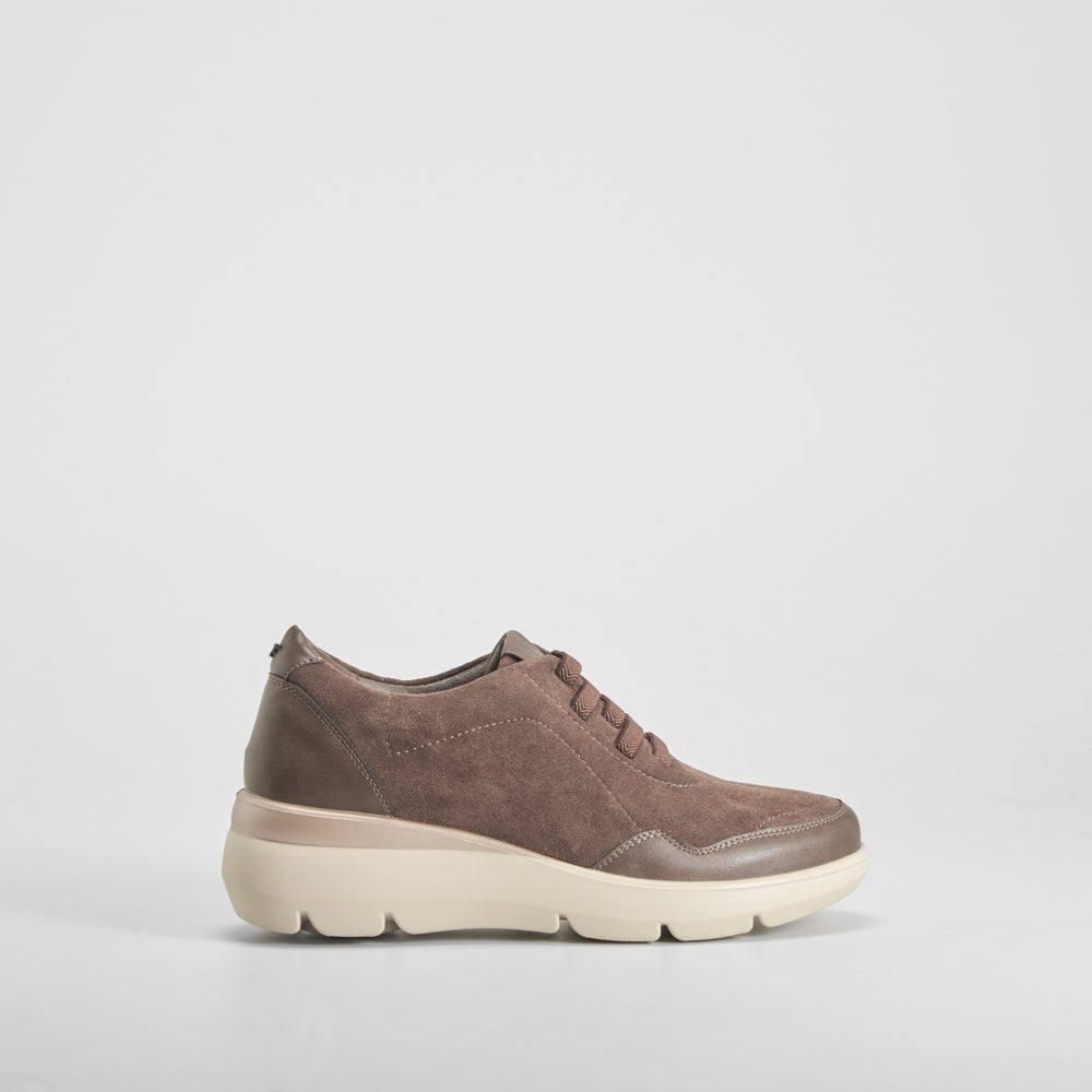 Zapato cuña elástico antelina marrón COMFEET