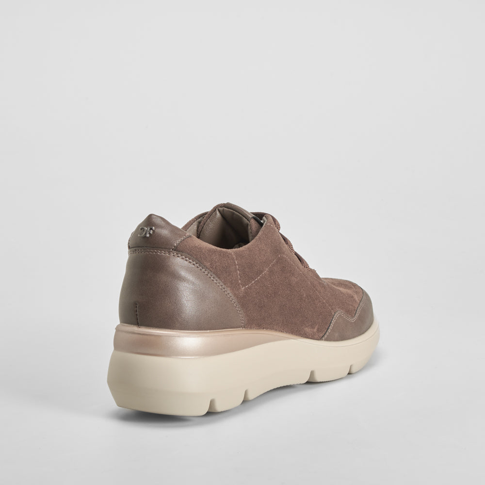 Zapato cuña elástico antelina marrón COMFEET