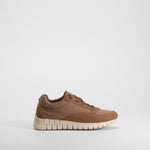 Sneaker Hexaflex cordones marrón COMFEET