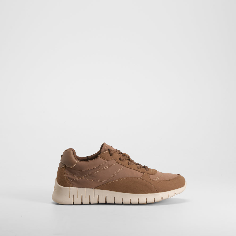 Sneaker Hexaflex cordones marrón COMFEET