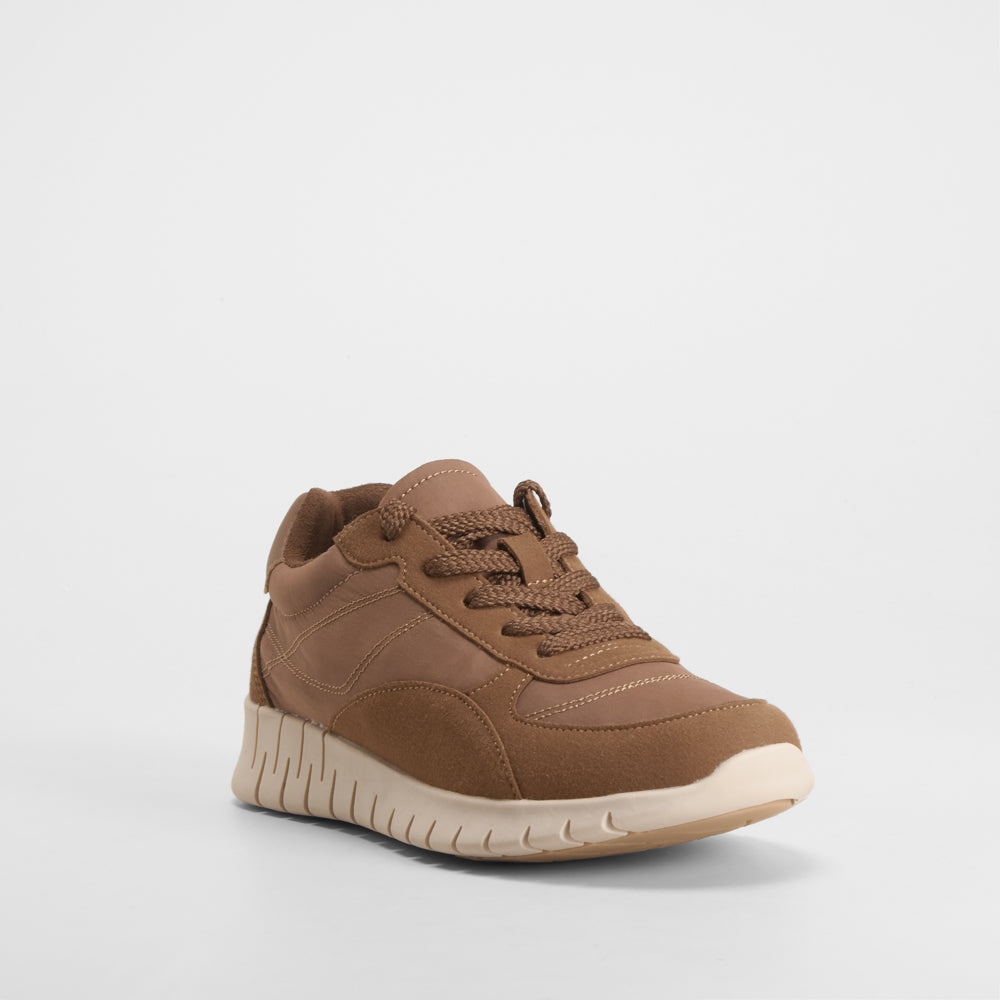 Sneaker Hexaflex cordones marrón COMFEET