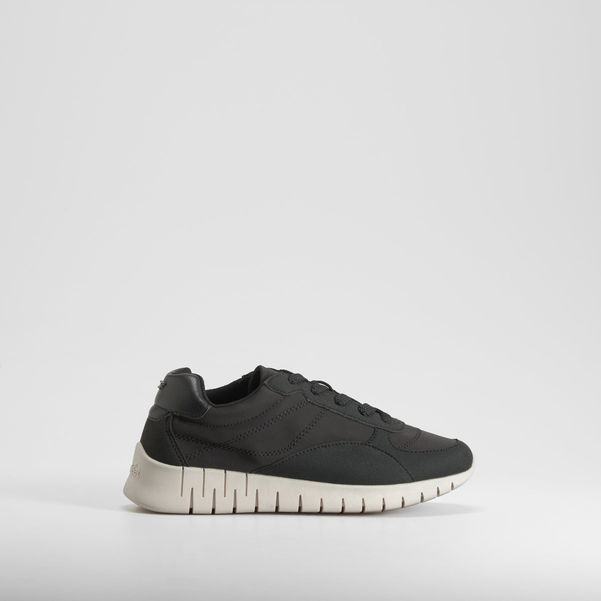 Zapatilla sneaker hexaflex negra COMFEET