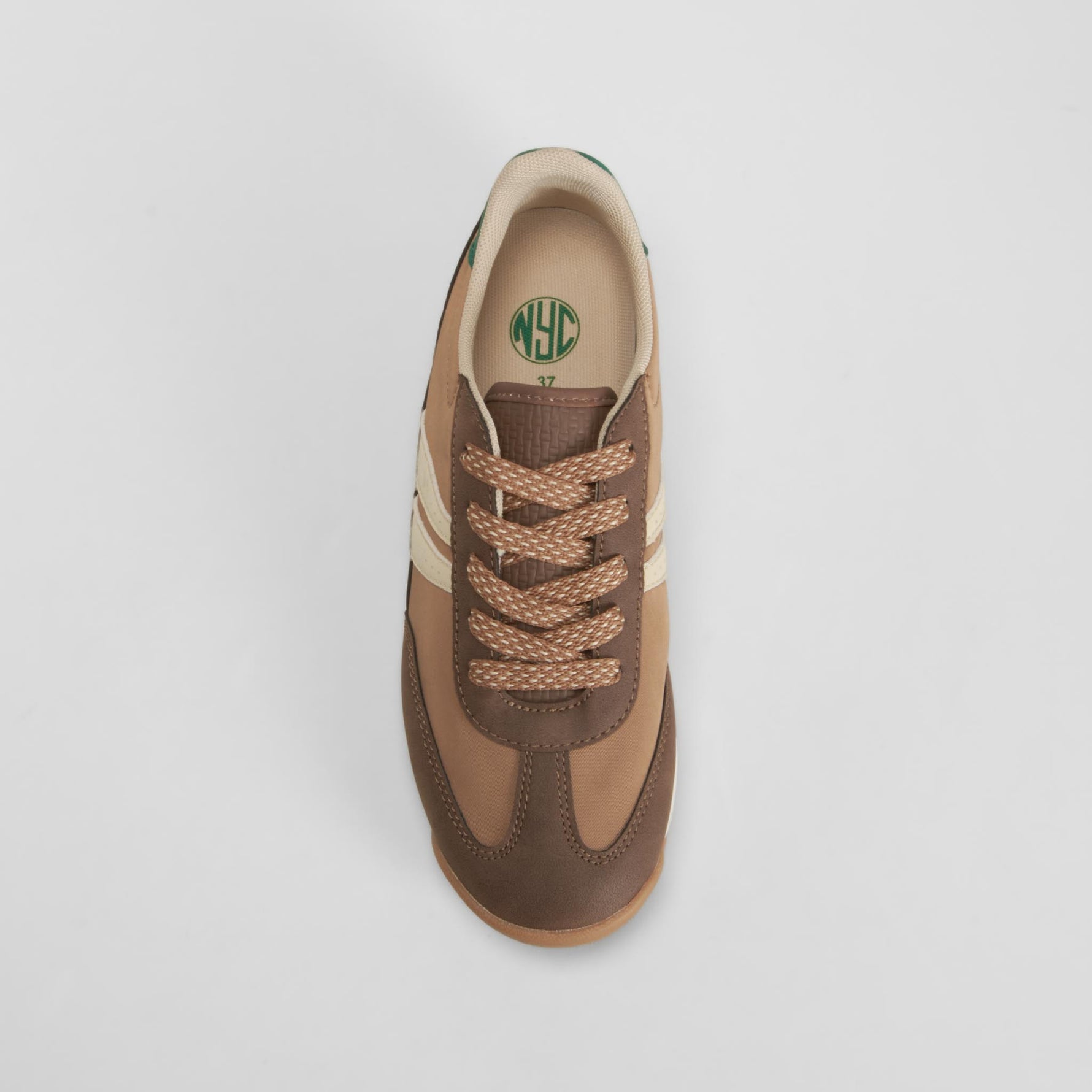 Zapatilla casual detalle líneas marrón NYC