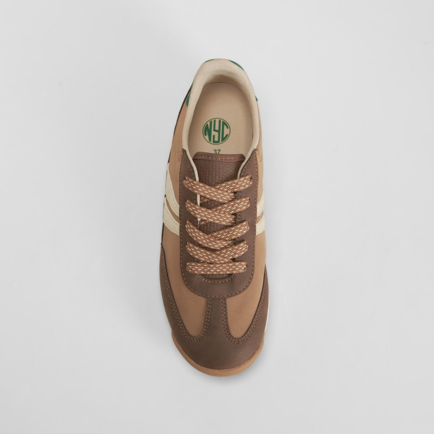 Zapatilla casual detalle líneas marrón NYC