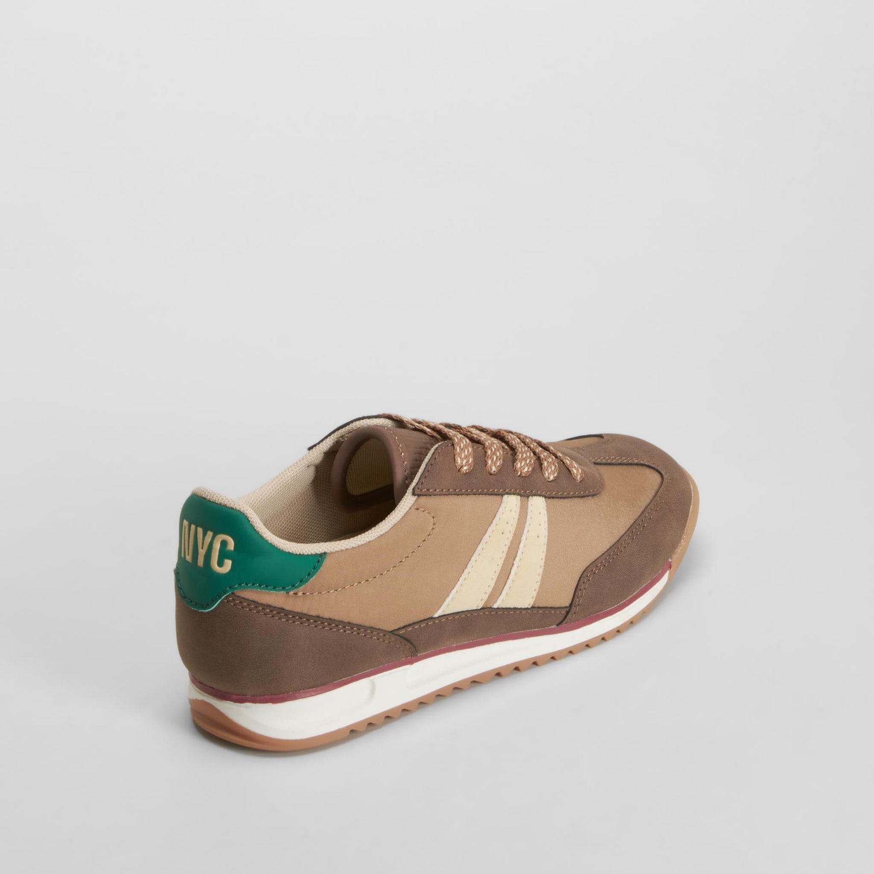 Zapatilla casual detalle líneas marrón NYC