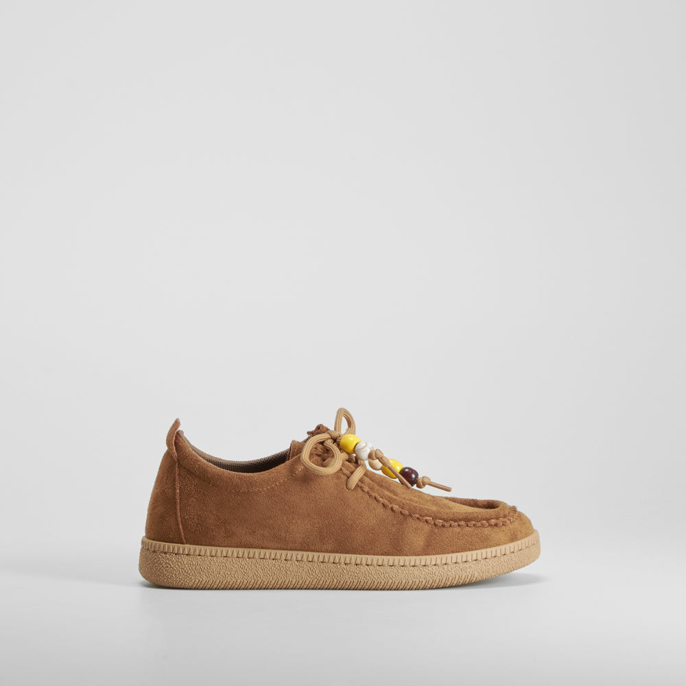 Zapato plano casual con detalle cuentas beige NYC