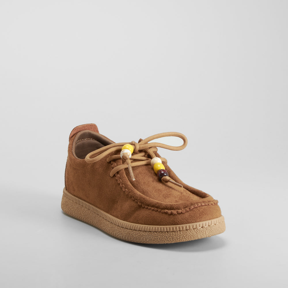 Zapato plano casual con detalle cuentas beige NYC