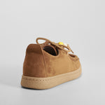 Zapato plano casual con detalle cuentas beige NYC
