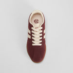 Sneaker detalle líneas roja NYC