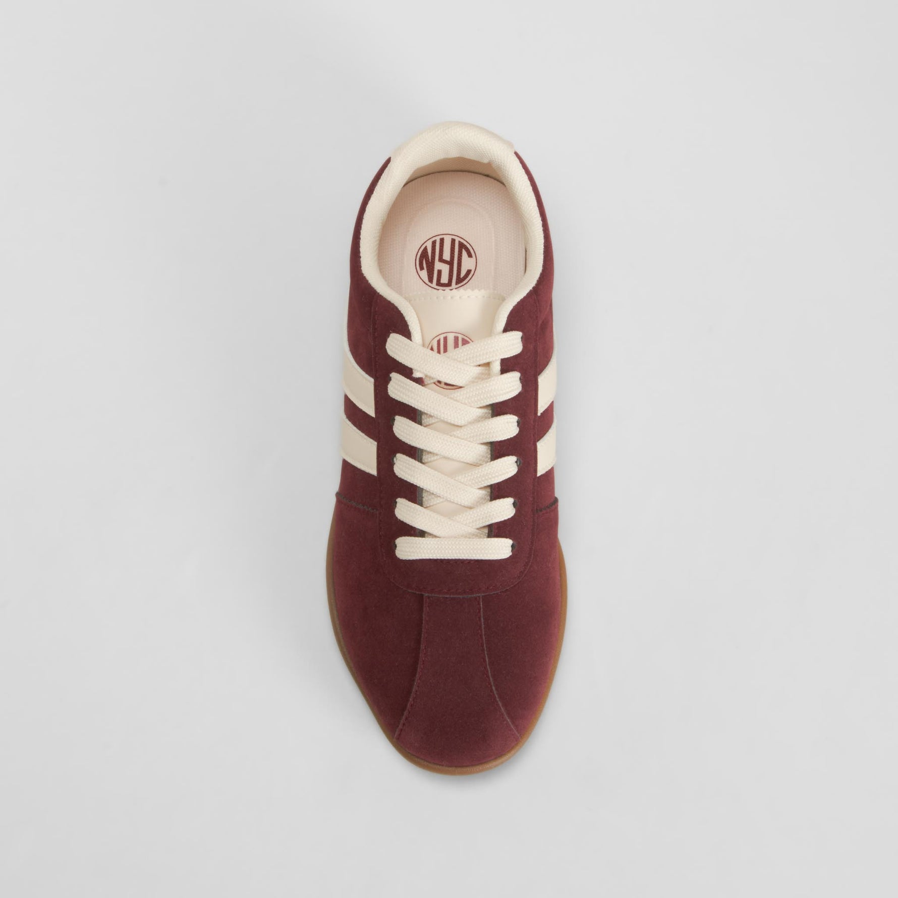 Sneaker detalle líneas roja NYC