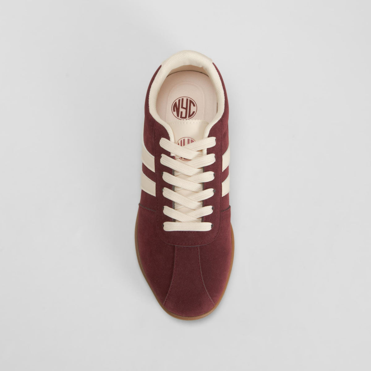 Sneaker detalle líneas roja NYC