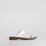 Sandalia plana esclava tachuelas blanca NYC