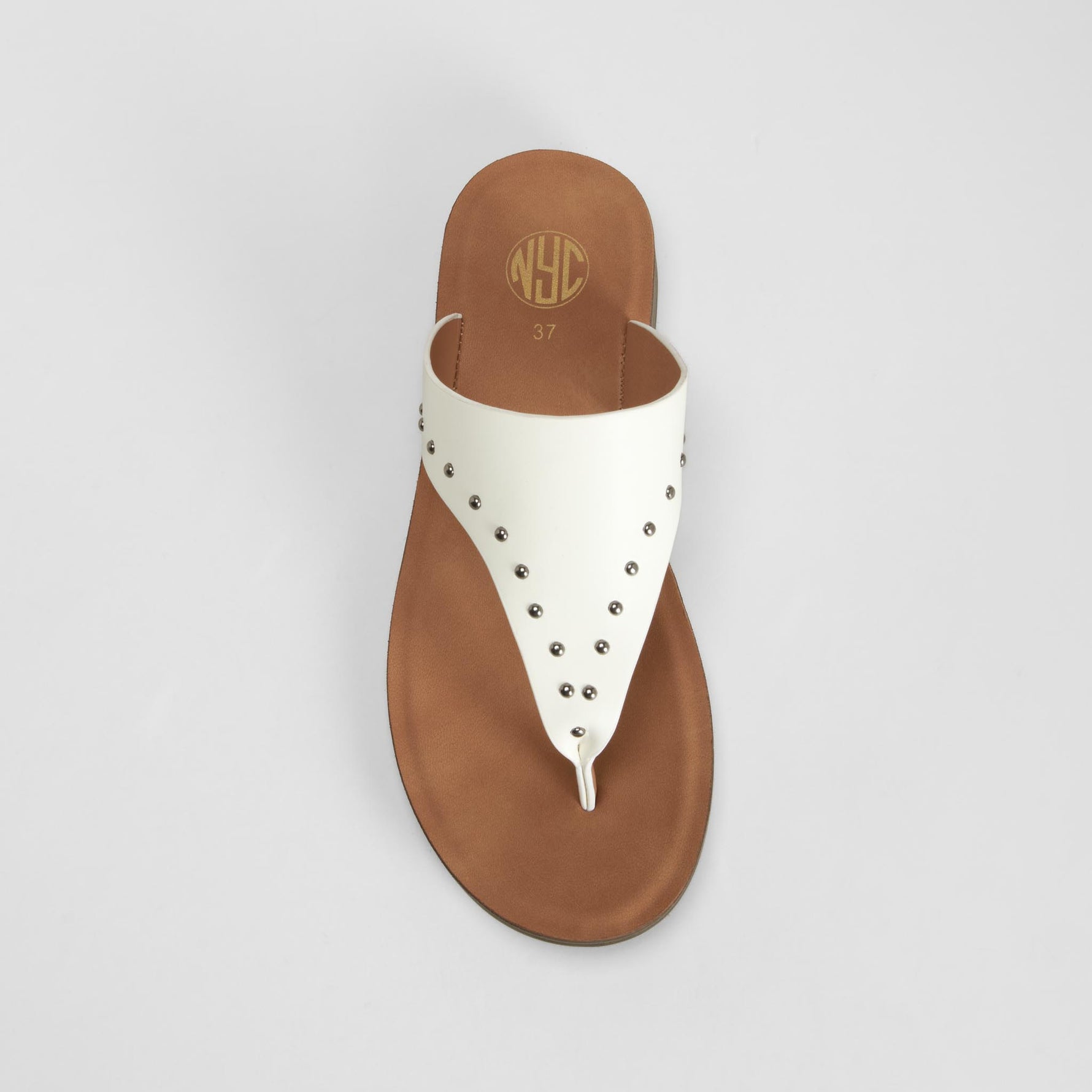 Sandalia plana esclava tachuelas blanca NYC