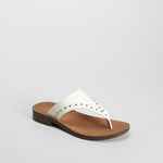 Sandalia plana esclava tachuelas blanca NYC