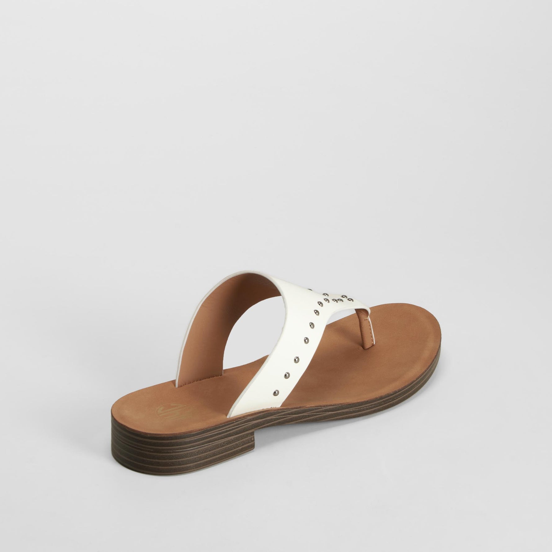 Sandalia plana esclava tachuelas blanca NYC