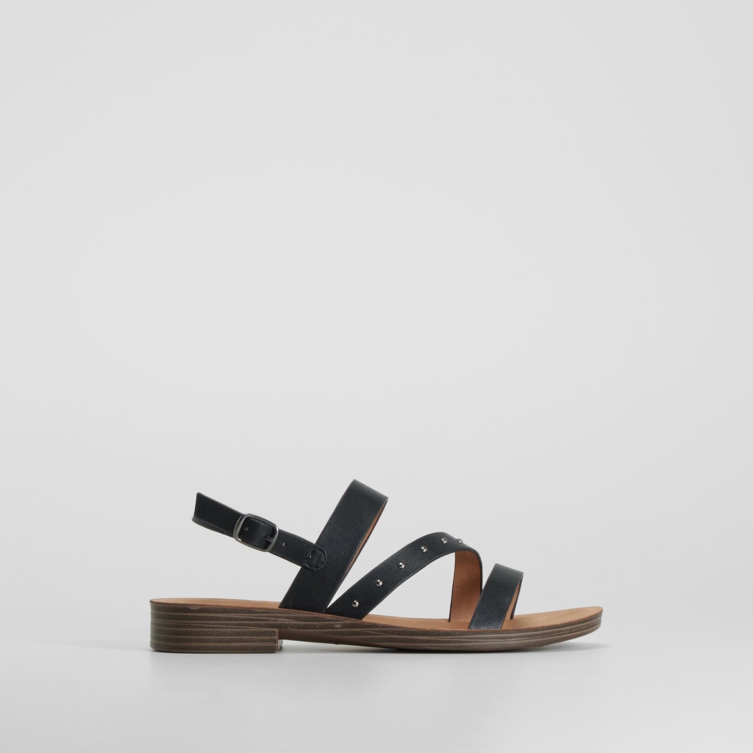 Sandalia plana tiras tachuelas negra NYC