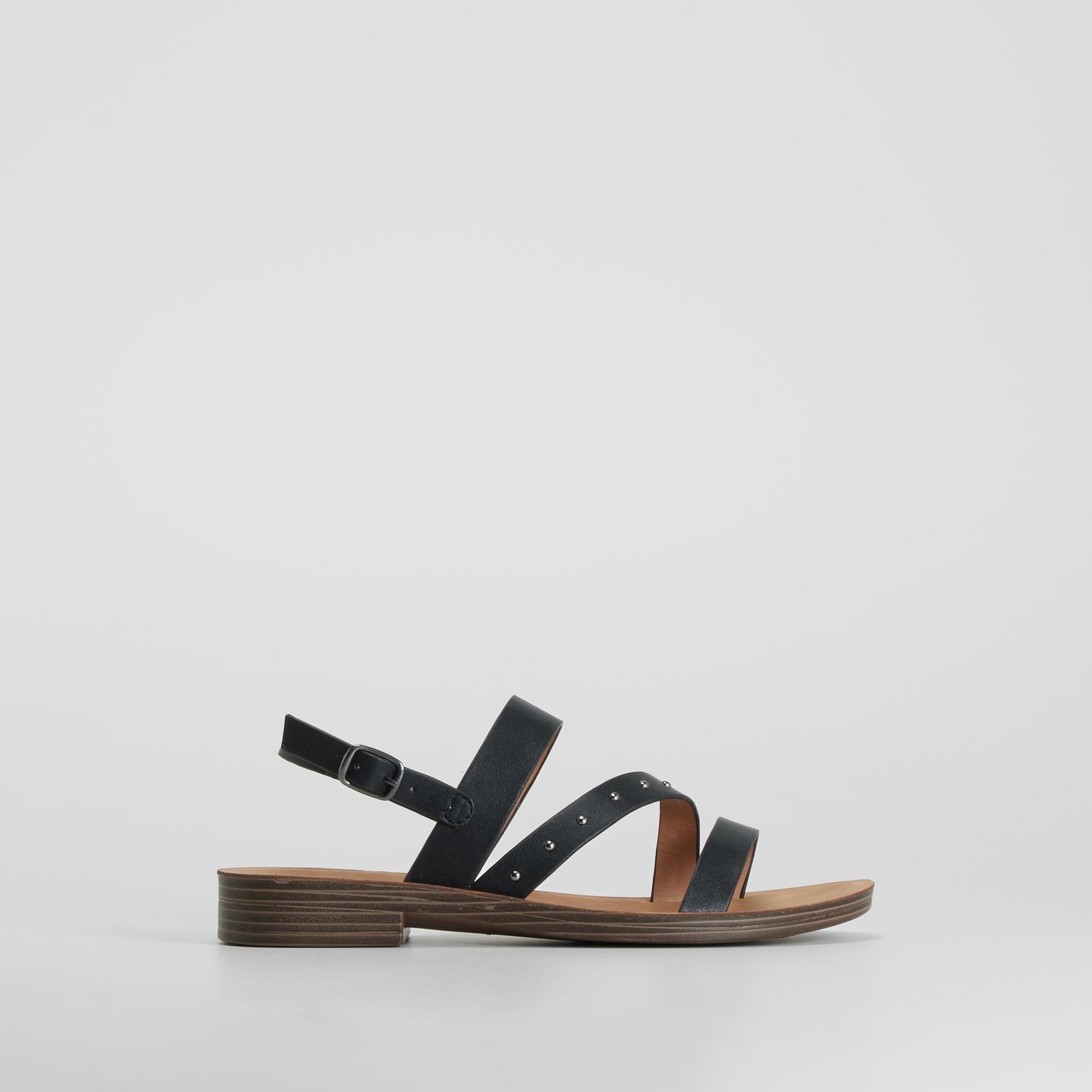 Sandalia plana tiras tachuelas negra NYC