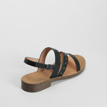 Sandalia plana tiras tachuelas negra NYC