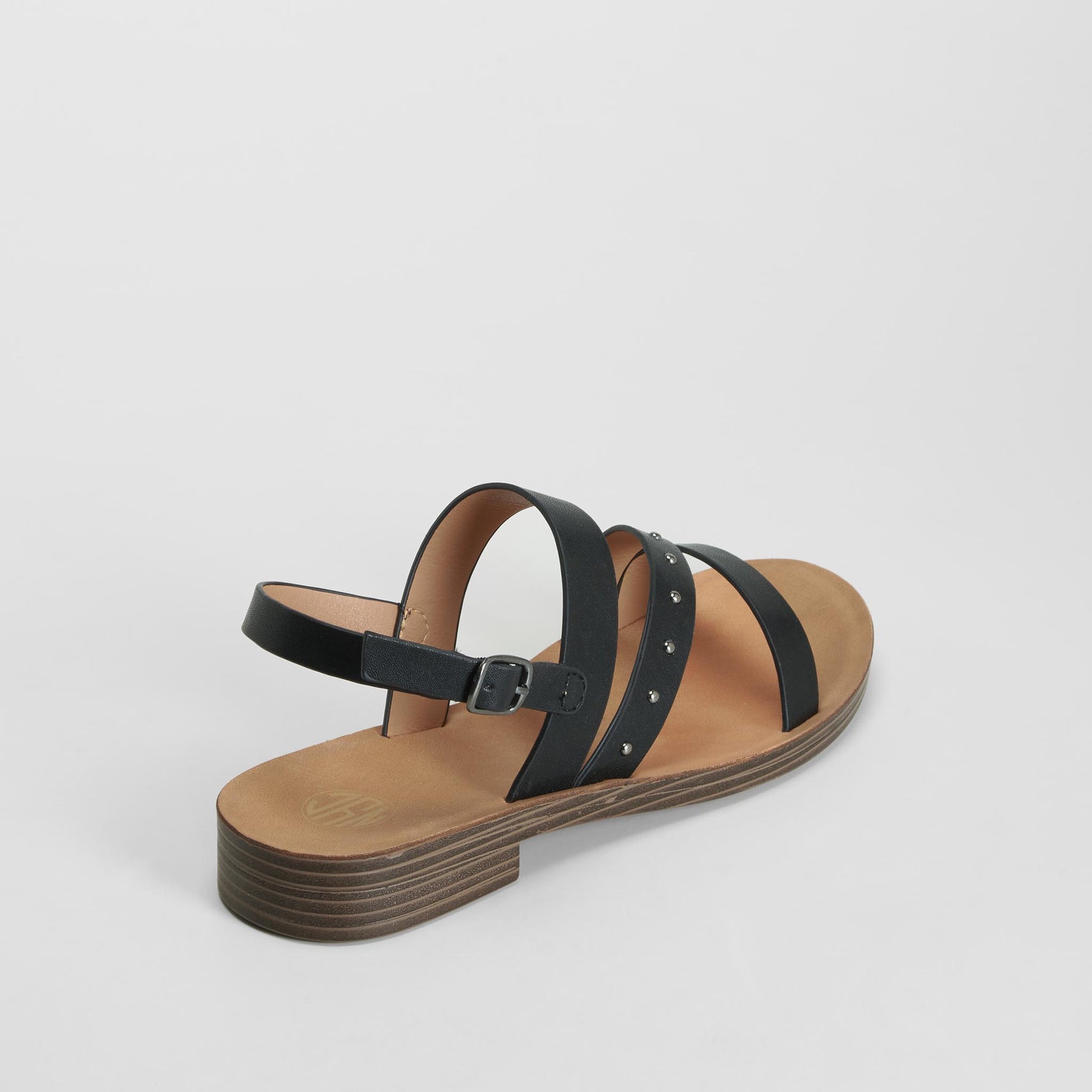 Sandalia plana tiras tachuelas negra NYC